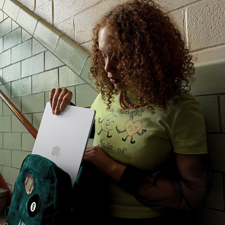 Apple MacBook Air 15 inç M5 Çip 10 Çekirdekli CPU 10 Çekirdekli GPU 16GB Bellek 512GB SSD Yıldız Işığı MDVD4TU/A